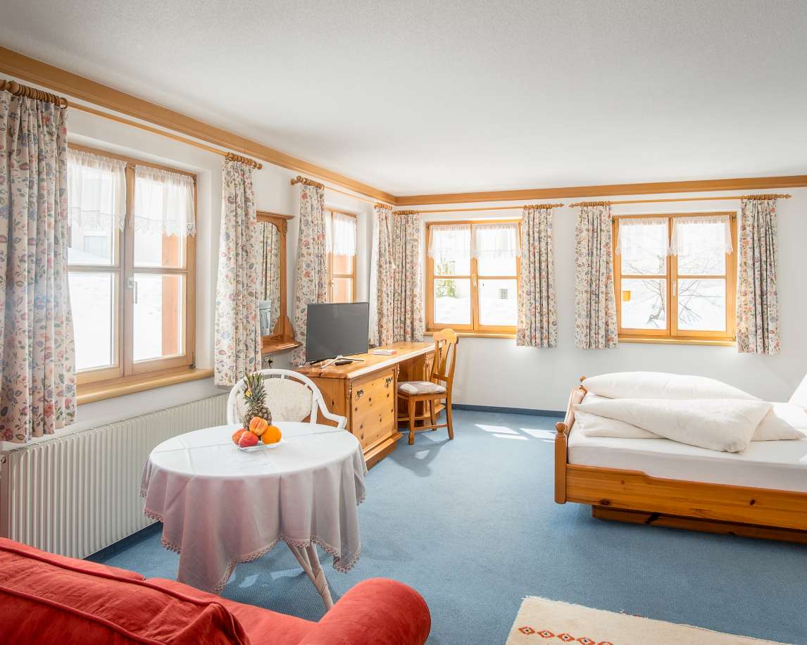 Lichtdurchflutet durch viele Fenster