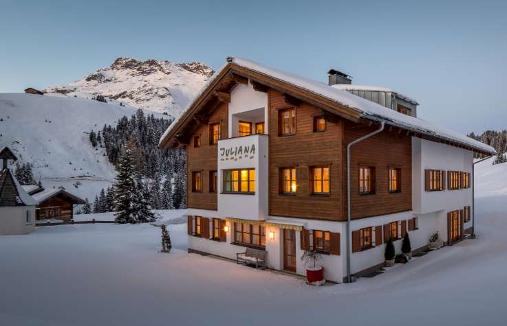 Winterurlaub bei Juliana Haus Juliana umgeben von einer unberührten Schneelandschaft.