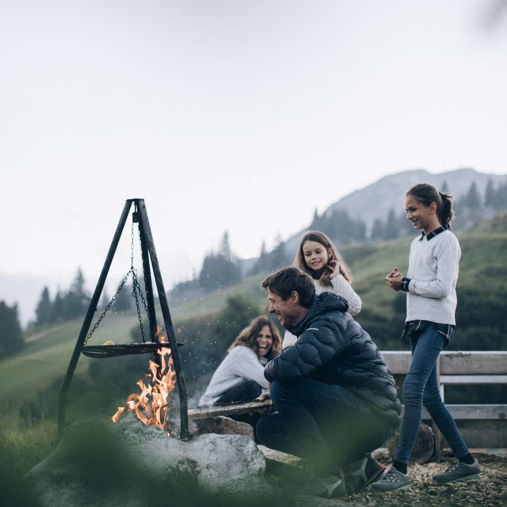 Grillen an der Feuerstelle Familie grillt an der Feuerstelle