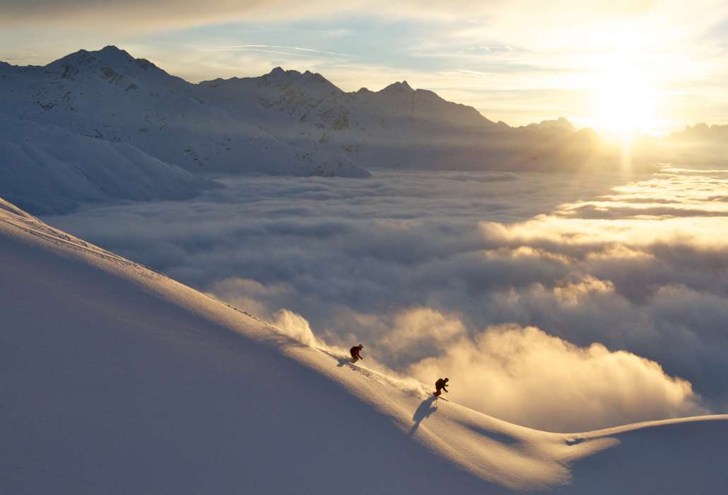 Traumhafte Aussicht auf das Skigebiet Skigebiet Lech bei tiefstehender Sonne