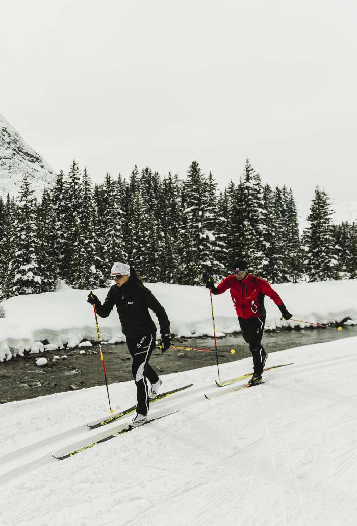Skilanglauf in Lech Zwei Personen beim Skilanglaufen